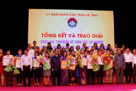 Trao giải Cuộc thi “Tìm hiểu về thân thế, sự nghiệp Đại thi hào Nguyễn Du và tác phẩm truyện Kiều”.