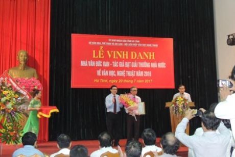 Vinh danh nhà văn Đức Ban đạt “Giải thưởng Nhà nước” về văn học nghệ thuật năm 2016