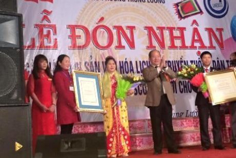 Tổng thư ký Liên hiệp các Hội UNESCO Thế giới cấp bằng bảo trợ cho quần thể Di tích Tiên Sơn