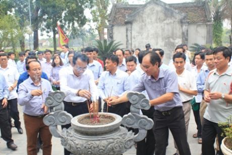 Đoàn đại biểu Hội nghị toàn quốc - Văn phòng nông thôn mới các cấp dâng hương tưởng niệm tại di tích Quốc gia đặc biệt Khu lưu niệm Đại thi hào Nguyễn Du.