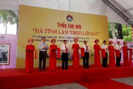 Trưng bày triển lãm ảnh “Hà Tĩnh làm theo lời Bác”