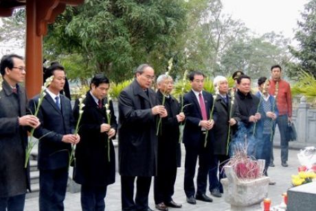 Bí thư Thành ủy Thành phố Hồ Chí Minh Nguyễn Thiện Nhân dâng hương tưởng niệm tại Khu di tích Đại thi hào Nguyễn Du.