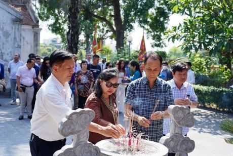 Đoàn Đại biểu dự Hội nghị công bố Quy hoạch và xúc tiến đầu tư tại Hà Tĩnh dâng hương tại Di tích lịch sử Khu lưu niệm Nguyễn Du
