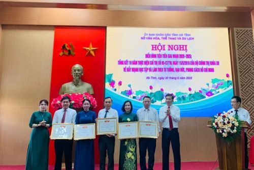 so-van-hoa-the-thao-va-du-lich-ha-tinh-tuyen-duong-tap-the-ca-nhan-dien-hinh-tien-tien-va-tong-ket-10-nam-thuc-hien-chi-thi-05-cua-bo-chinh-tri