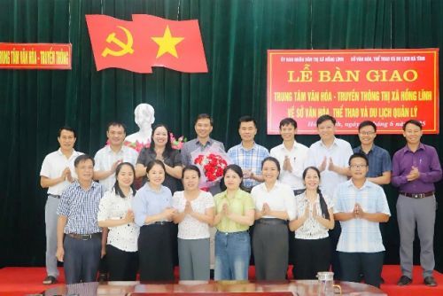 to-chuc-le-ban-giao-trung-tam-van-hoa---truyen-thong-cap-huyen-va-2-ban-quan-ly-ve-so-van-hoa-the-thao-va-du-lich-quan-ly